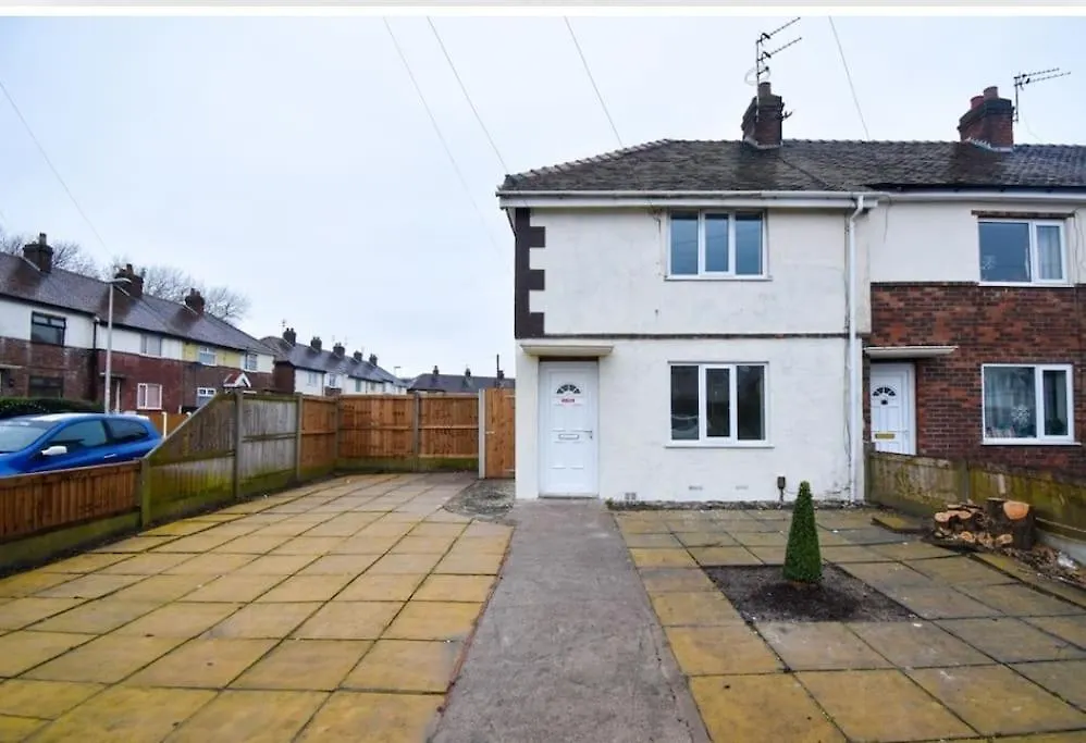 Apartment Cheerful 2-Bedroom Home With Off Street Parking Blackpool