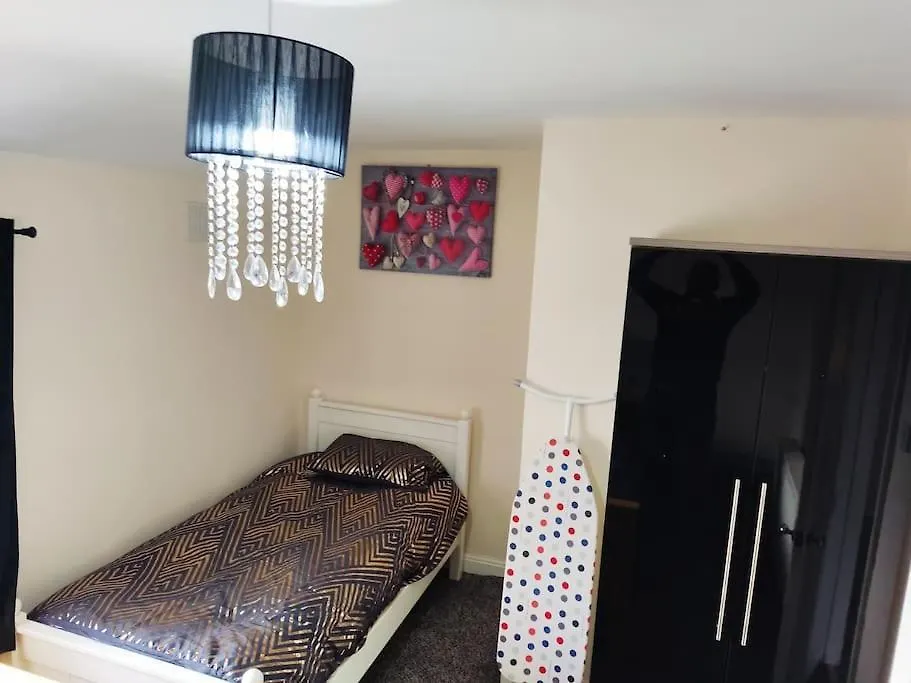 Cheerful 2-Bedroom Home With Off Street Parking Blackpool Apartment