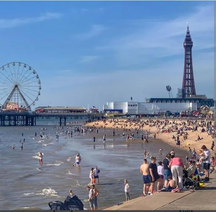 Cheerful 2-Bedroom Home With Off Street Parking Blackpool United Kingdom