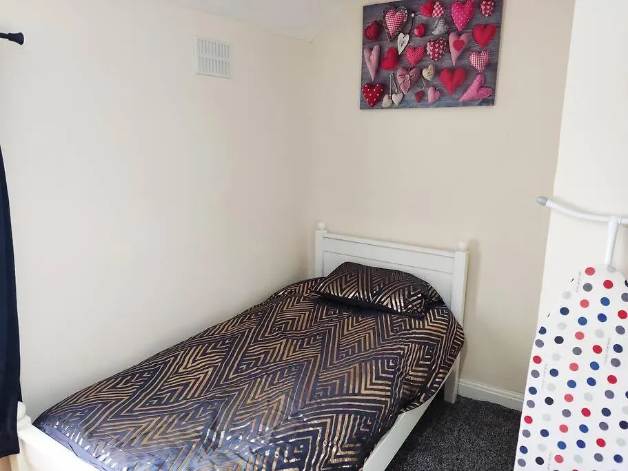 Cheerful 2-Bedroom Home With Off Street Parking Blackpool Apartment
