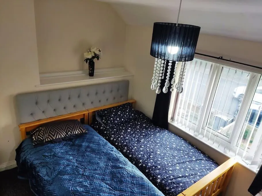 Cheerful 2-Bedroom Home With Off Street Parking Blackpool